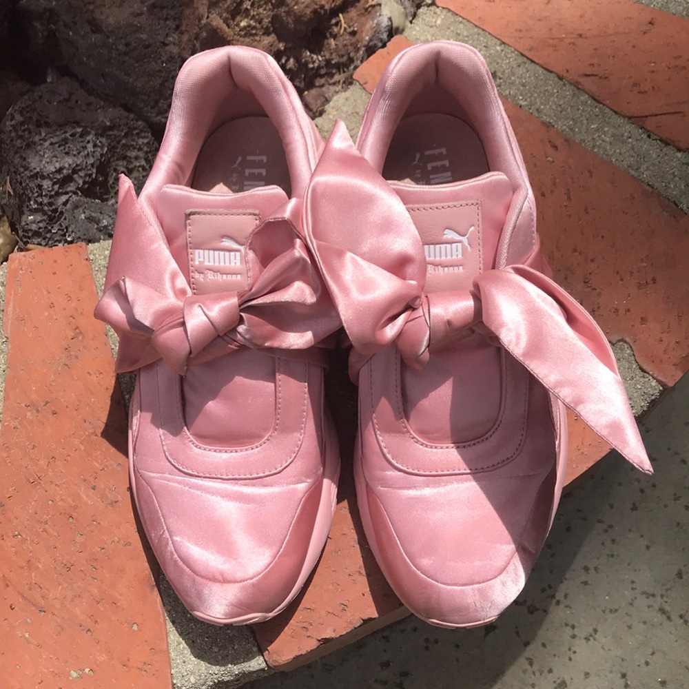 Puma Fenty Sz 9 Bow Sneakers pink